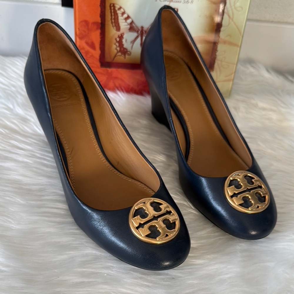Tory Burch Chelsea 65 Leather Wedge Pumps Navy - Picture 8 of 16